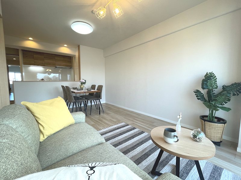 南側から採光がある約15.5帖のリビング 香里ケ丘ガーデンハイツ その他