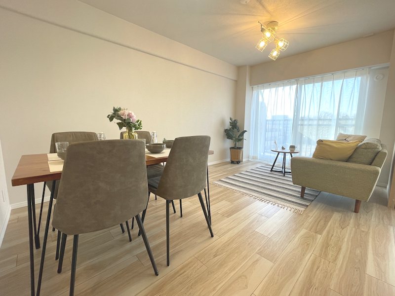 南側から採光がある約15.5帖のリビング 香里ケ丘ガーデンハイツ その他