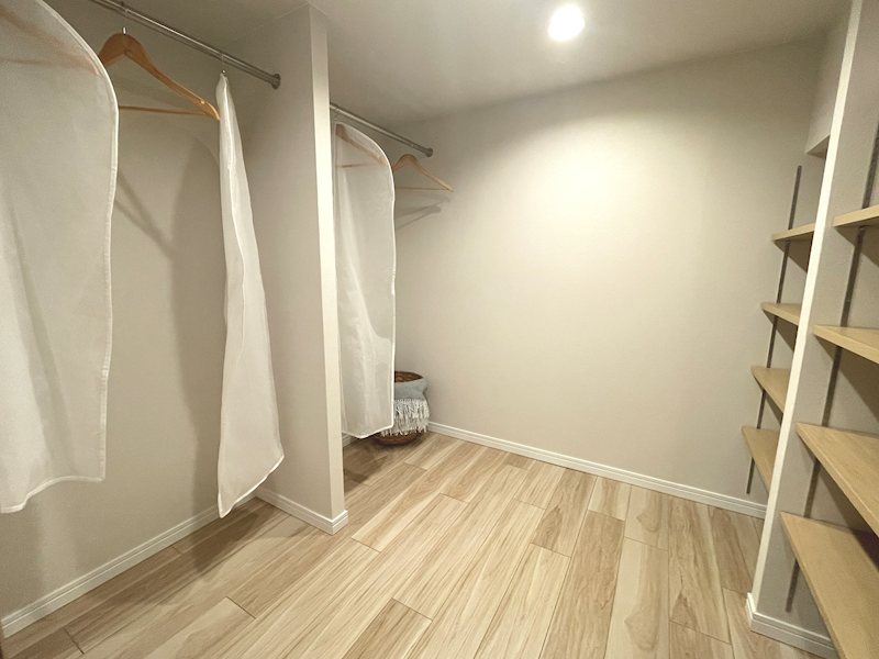 ウォークインクローゼットで高い収納力を誇り、鞄や掃除機など大きい荷物も収納することができます 香里ケ丘ガーデンハイツ その他