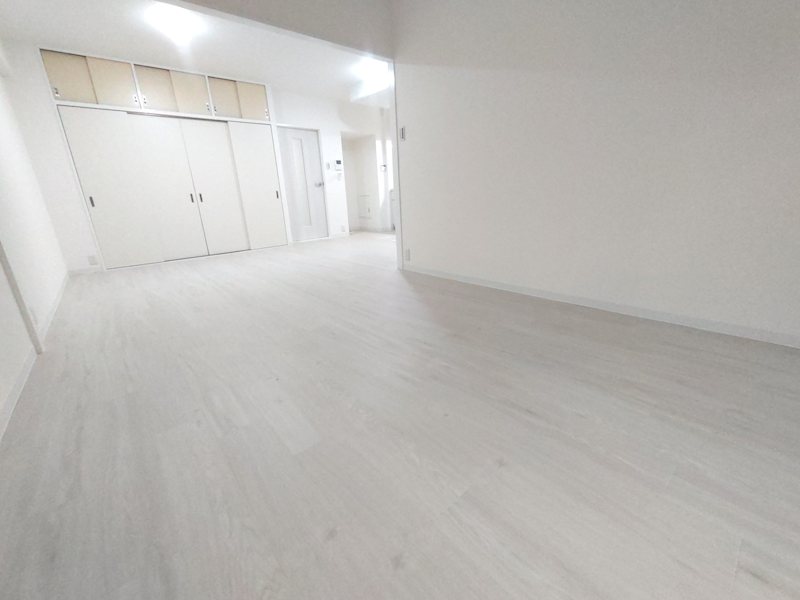 床フロアタイル、壁天井クロス貼替 白を基調とした明るいLDK ライオンズマンション枚方 その他
