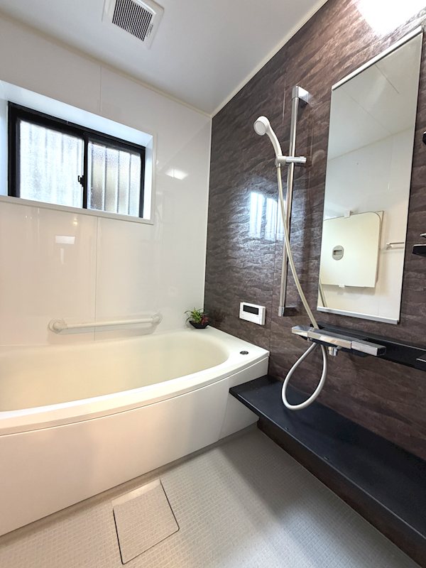 浴室は新品交換済みで清潔・快適なバスタイム 渚栄町一戸建 (再生住宅) その他