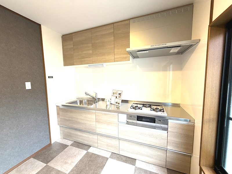 システムキッチン新調済みで料理が快適な設備 渚栄町一戸建 (再生住宅) その他