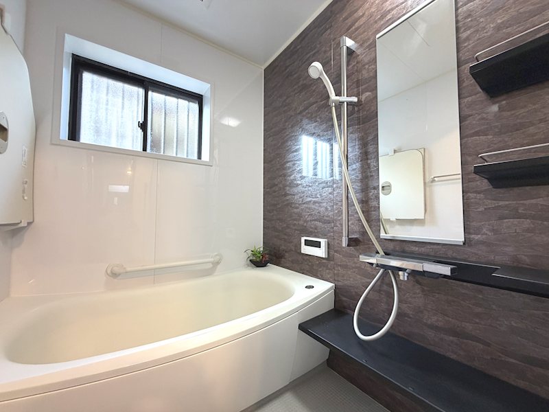 浴室は新品交換済みで清潔・快適なバスタイム 渚栄町一戸建 (再生住宅) その他