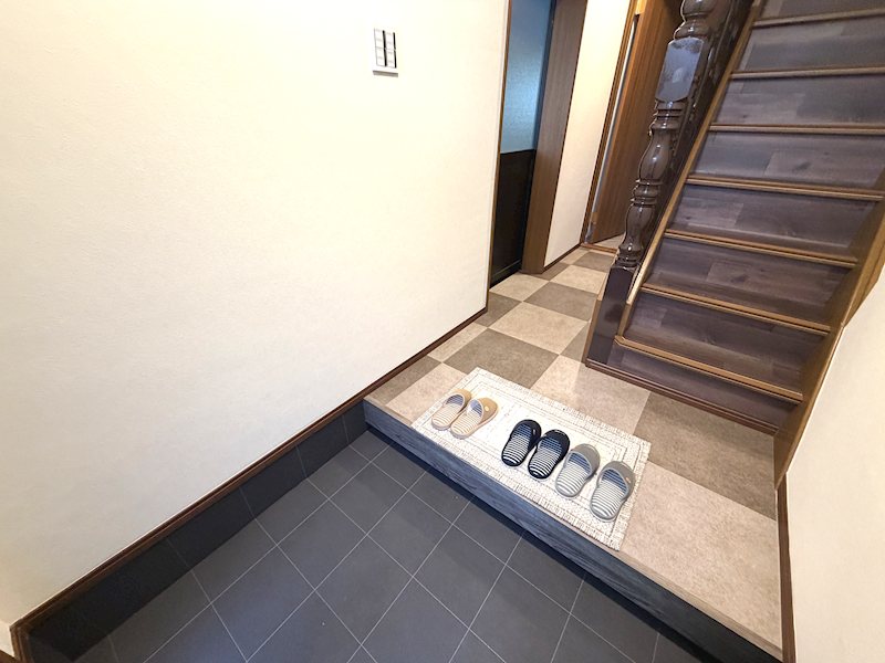 広い玄関で靴置き場のスペースがあり、自分に合ったシューズボックスを置くことができます 渚栄町一戸建 (再生住宅) その他