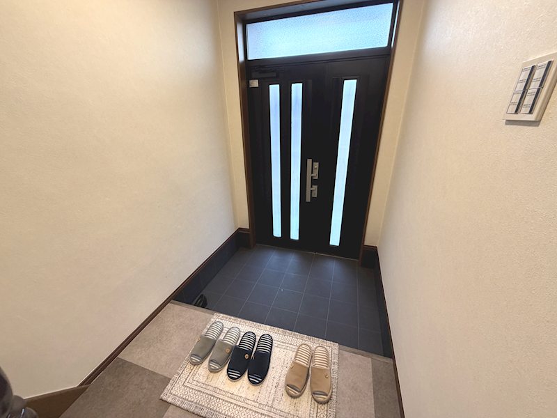 明るい玄関で家族を迎え入れてくれます 渚栄町一戸建 (再生住宅) その他