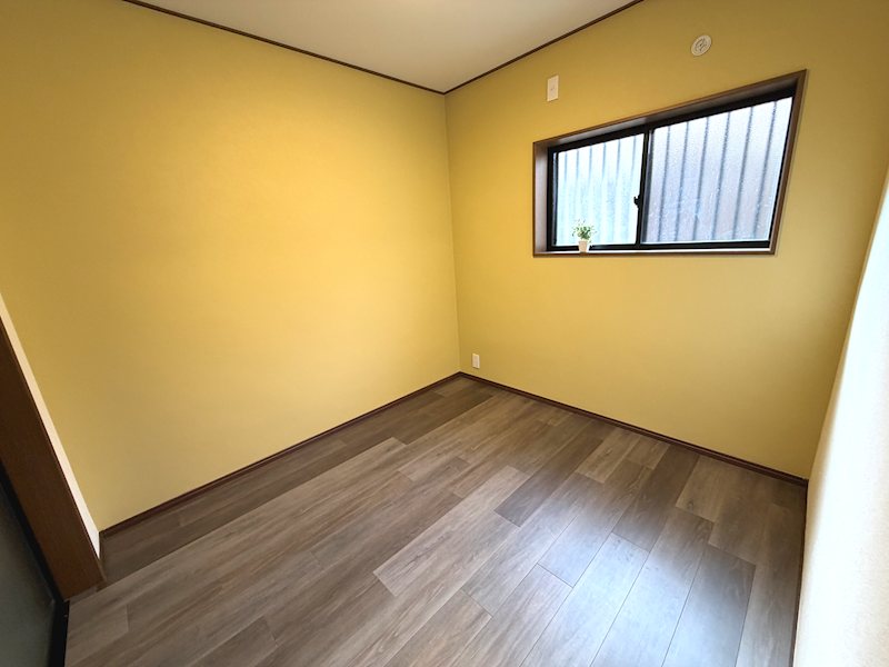 1階 洋室4.1帖 洗面スペース横なので家族の洋服収納部屋としても使えます 渚栄町一戸建 (再生住宅) その他