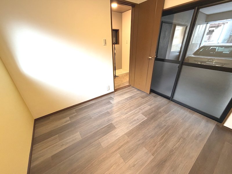 1階 洋室4.1帖 洗面スペース横なので家族の洋服収納部屋としても使えます 渚栄町一戸建 (再生住宅) その他