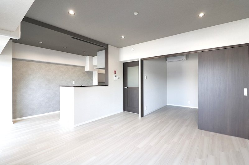 床フローリング、壁天井クロス貼替 明るいLDK 香里日光ハイツ その他