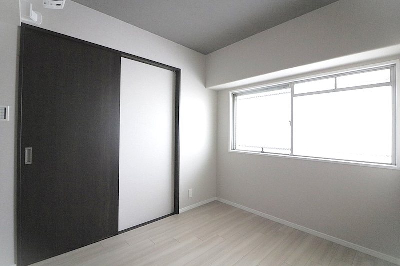 東側から採光のある洋室、主寝室にいかがですか 香里日光ハイツ その他