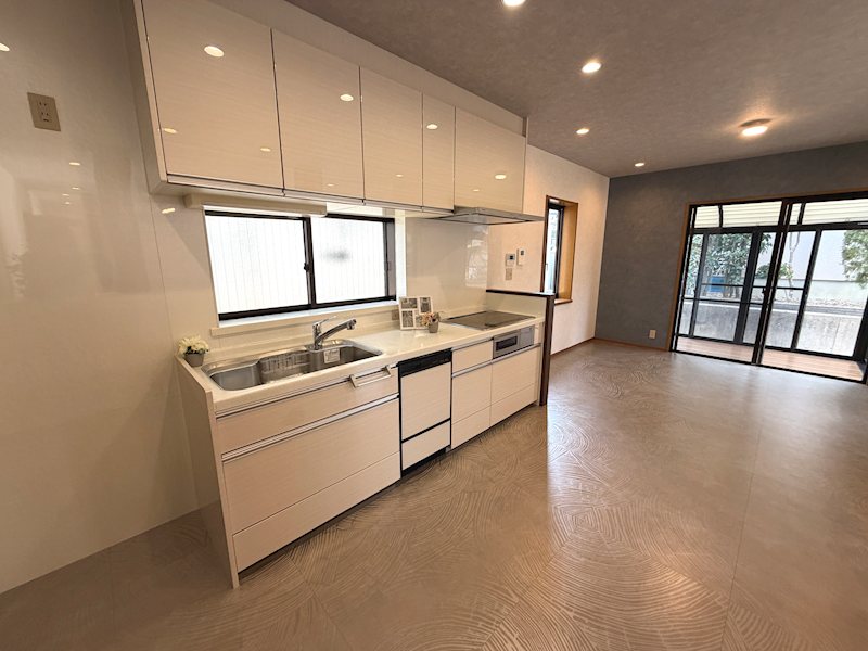 食洗器付システムキッチンで、毎日の料理がより楽しくスムーズに 星田西3丁目一戸建 (再生住宅) その他