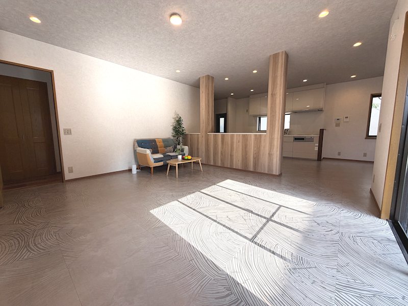 南向きの大きな窓から陽光が差し込む、明るく開放感たっぷりのリビング30.5帖 星田西3丁目一戸建 (再生住宅) その他