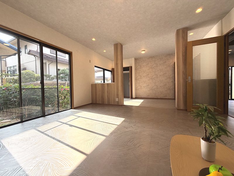 南向きの大きな窓から陽光が差し込む、明るく開放感たっぷりのリビング30.5帖 星田西3丁目一戸建 (再生住宅) その他