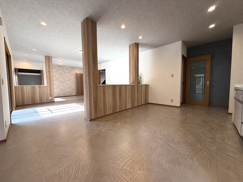 南向きの大きな窓から陽光が差し込む、明るく開放感たっぷりのリビング30.5帖 星田西3丁目一戸建 (再生住宅) その他