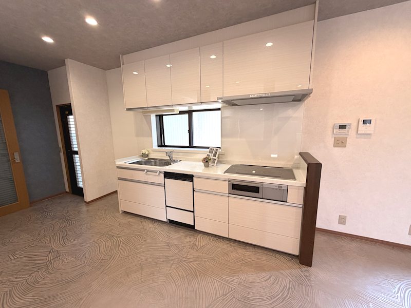 食洗器付システムキッチンで、毎日の料理がより楽しくスムーズに 星田西3丁目一戸建 (再生住宅) その他