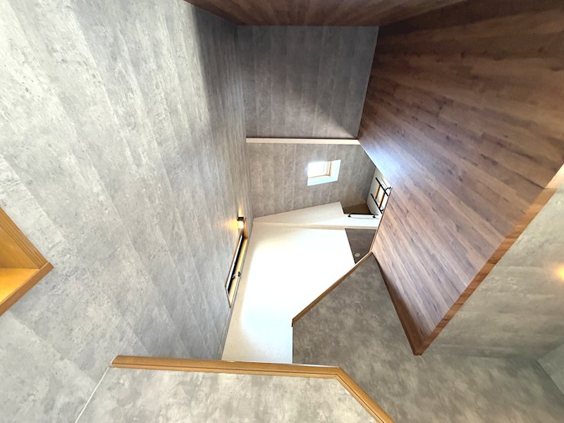 玄関上部は開放感あふれる吹き抜け設計。自然光が差し込み、明るく上質な空間を演出します 星田西3丁目一戸建 (再生住宅) その他