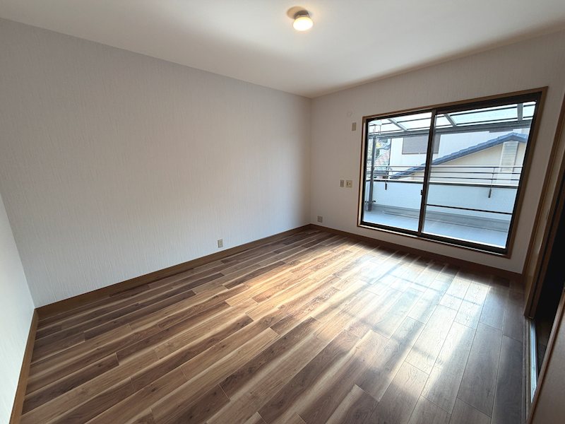 南向きベランダに面したWIC付洋室6.5帖 星田西3丁目一戸建 (再生住宅) その他