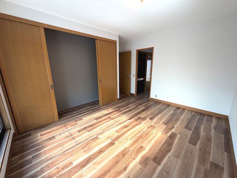 南向きベランダに面したWIC付洋室6.5帖 星田西3丁目一戸建 (再生住宅) その他