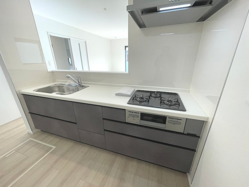 リビング全体を見渡せる対面キッチンで、家族との会話を楽しみながら調理できます 東香里1丁目Hartfulltown2区画新築分譲住宅B号棟 その他