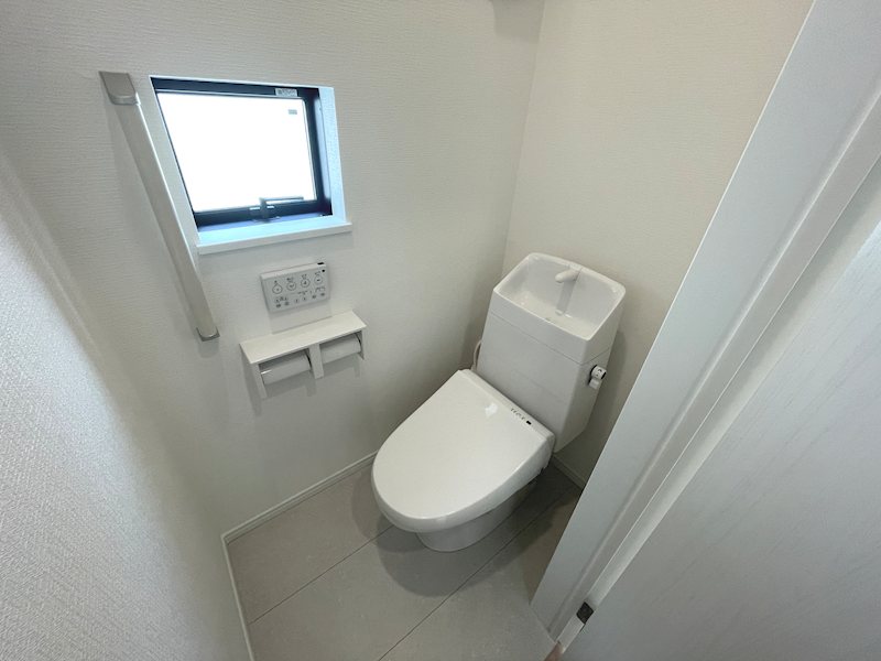 1階の温水洗浄暖房便座トイレ 東香里1丁目Hartfulltown2区画新築分譲住宅B号棟 その他