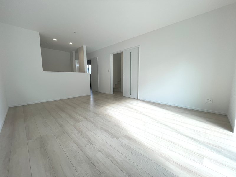 南側から採光がある約15帖のリビング 東香里1丁目Hartfulltown2区画新築分譲住宅B号棟 その他