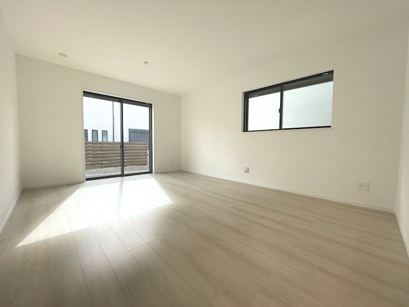 南側から採光がある約15帖のリビング 東香里1丁目Hartfulltown2区画新築分譲住宅B号棟 その他