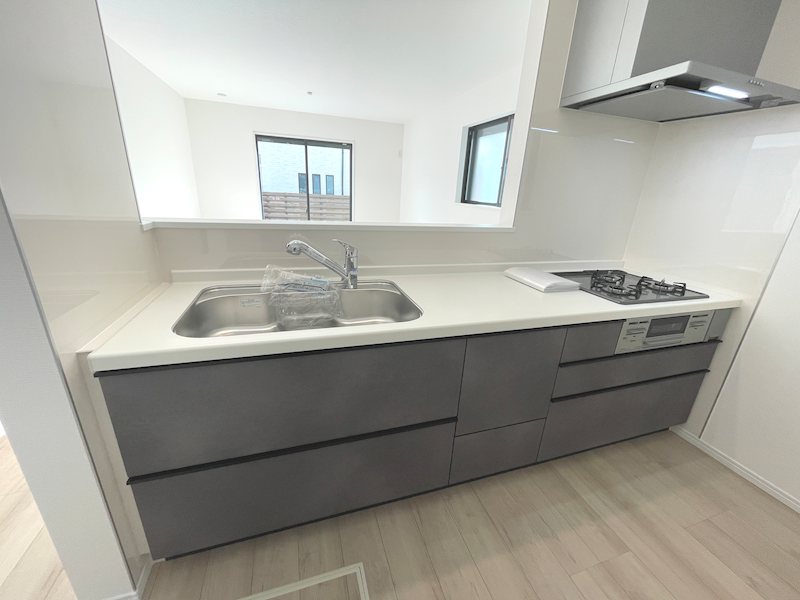 リビング全体を見渡せる対面キッチンで、家族との会話を楽しみながら調理できます 東香里1丁目Hartfulltown2区画新築分譲住宅B号棟 その他