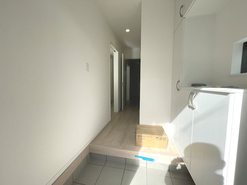 明るい玄関で家族を迎え入れてくれます 東香里1丁目Hartfulltown2区画新築分譲住宅B号棟 その他