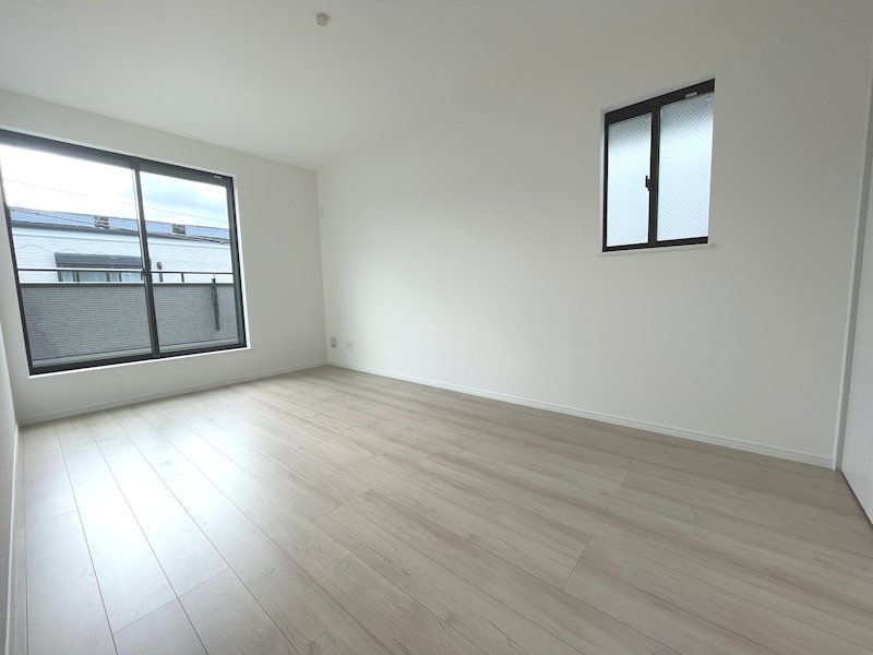 7.5帖の洋室 南側から採光があり明るく過ごせます 東香里1丁目Hartfulltown2区画新築分譲住宅B号棟 その他