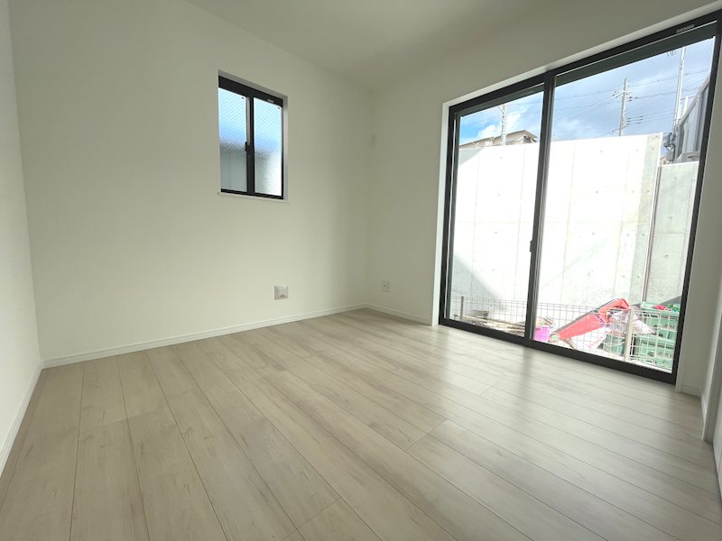 5.0帖の洋室 大きい窓で明るく過ごせます 東香里1丁目Hartfulltown2区画新築分譲住宅B号棟 その他