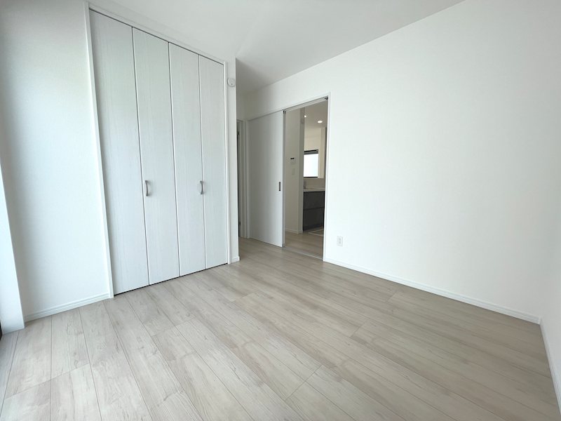 5.0帖の洋室 大きい収納で荷物が多くても安心 東香里1丁目Hartfulltown2区画新築分譲住宅B号棟 その他