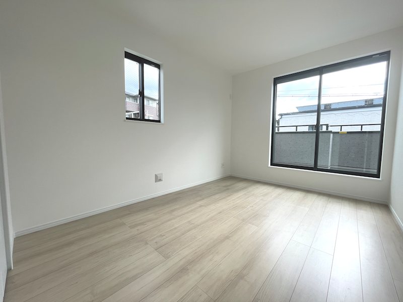 6.0帖の洋室 フローリングは掃除がしやすく清潔感を保てます 東香里1丁目Hartfulltown2区画新築分譲住宅B号棟 その他