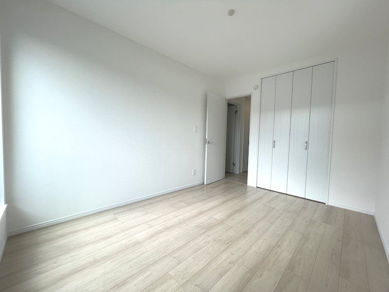 6.0帖の洋室 飲み物をこぼしてもサッと拭くだけで掃除ができ浸み込む心配もありません 東香里1丁目Hartfulltown2区画新築分譲住宅B号棟 その他