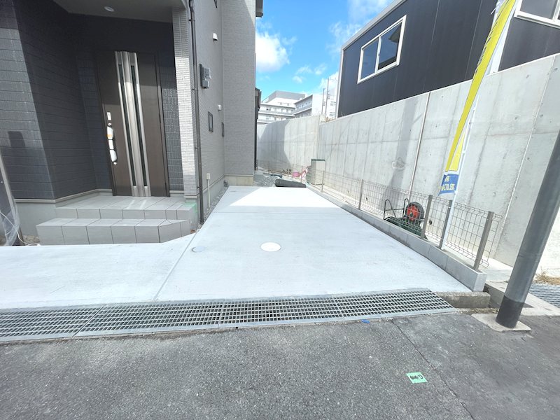 前の通りも生活道路で、車通りも少なく、ゆっくりと車庫入れができます 東香里1丁目Hartfulltown2区画新築分譲住宅B号棟 その他