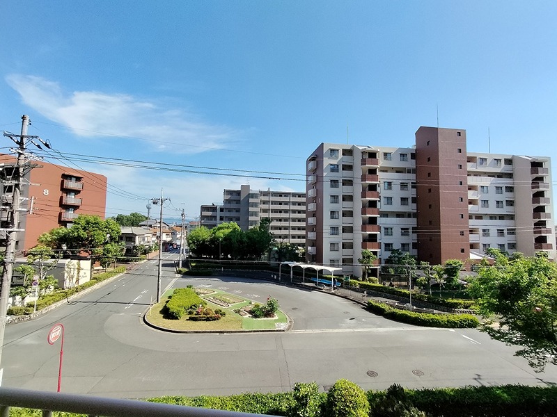 南側がバス停の為、開放的な眺望が魅力の落ち着いた住環境です。 その他