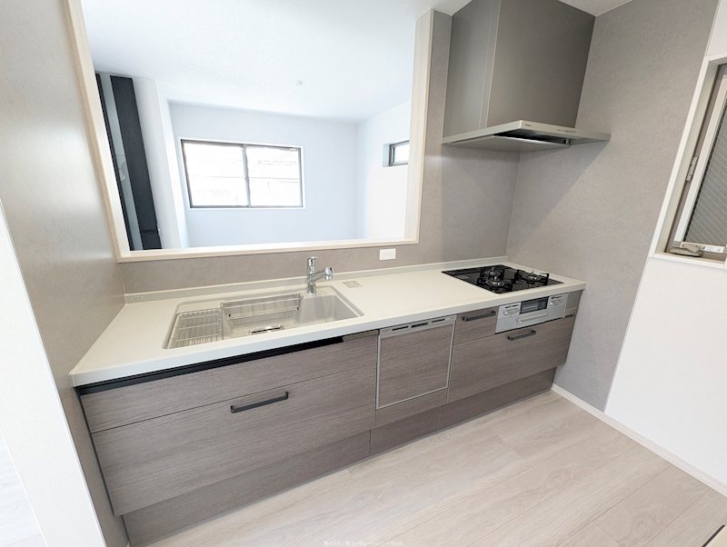 システムキッチン ご家族の様子を見守りながらお料理ができる人気の対面キッチン♪後片付け楽々の食器洗い乾燥機付き 桜町2丁目SUMIKA その他