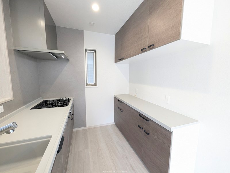 システムキッチン 無駄なく機能的に収納できるカップボード付き 桜町2丁目SUMIKA その他