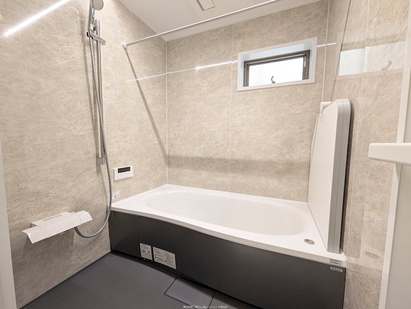 浴室 浴室暖房乾燥機付きの浴室は冬季のヒートショック緩和や、花粉の季節、雨や夜間の洗濯物干しスペースとしても活躍します! 桜町2丁目SUMIKA その他