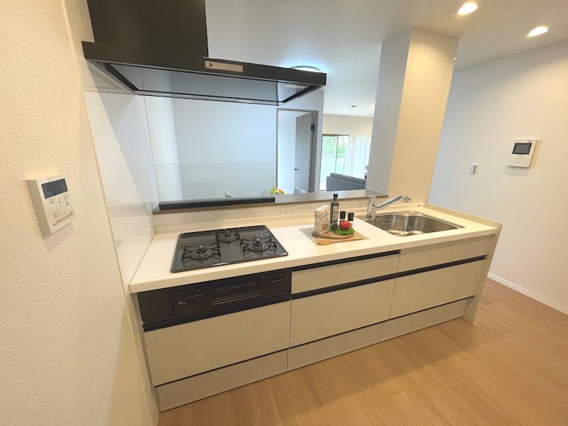 リビング全体を見渡せる対面キッチンで、家族との会話を楽しみながら調理できます オークヒルズ香里 四番館 その他