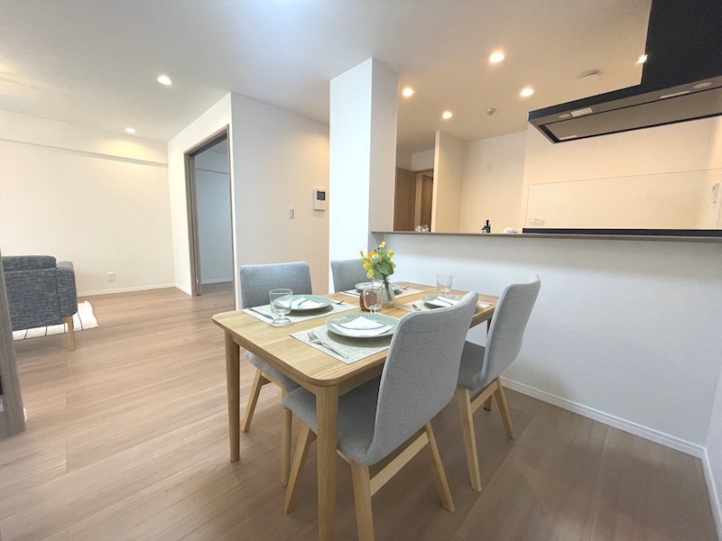 南西側バルコニーから採光がある18.7帖のリビング オークヒルズ香里 四番館 その他