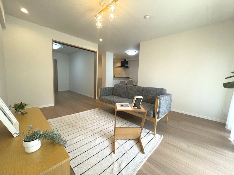 南西側バルコニーから採光がある18.7帖のリビング オークヒルズ香里 四番館 その他