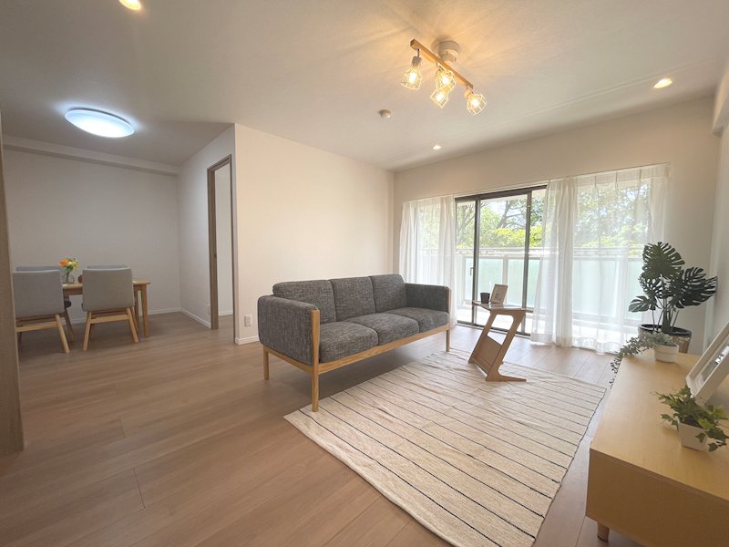 南西側バルコニーから採光がある18.7帖のリビング オークヒルズ香里 四番館 その他