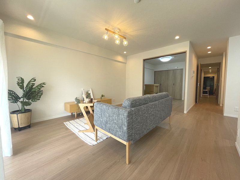 南西側バルコニーから採光がある18.7帖のリビング オークヒルズ香里 四番館 その他