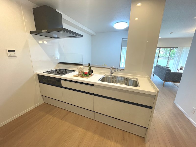 リビング全体を見渡せる対面キッチンで、家族との会話を楽しみながら調理できます オークヒルズ香里 四番館 その他