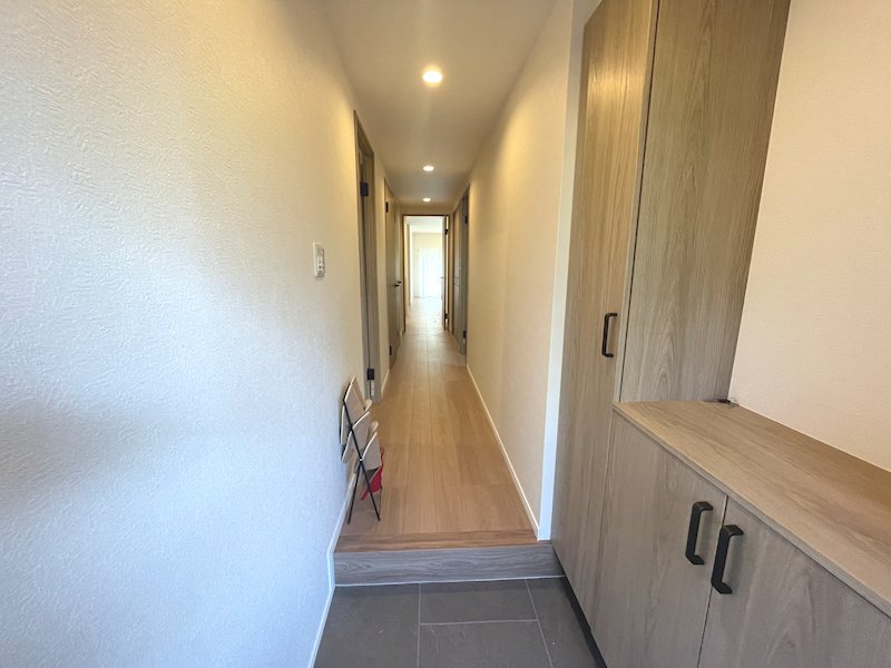 明るい玄関で家族を迎え入れてくれます オークヒルズ香里 四番館 その他