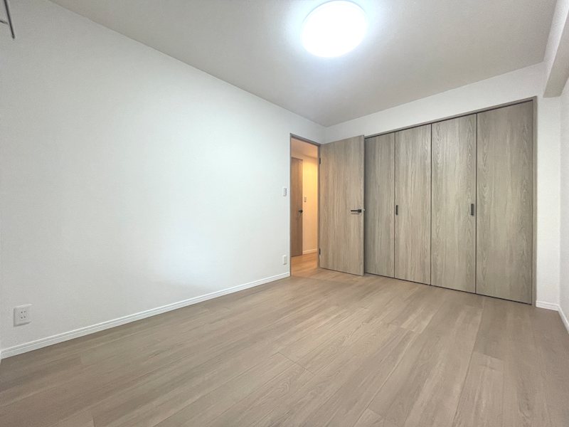 6.0帖の洋室 大きな収納があります オークヒルズ香里 四番館 その他