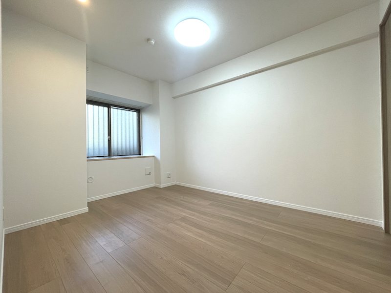 5.5帖の洋室 大きい窓で明るく過ごせます オークヒルズ香里 四番館 その他