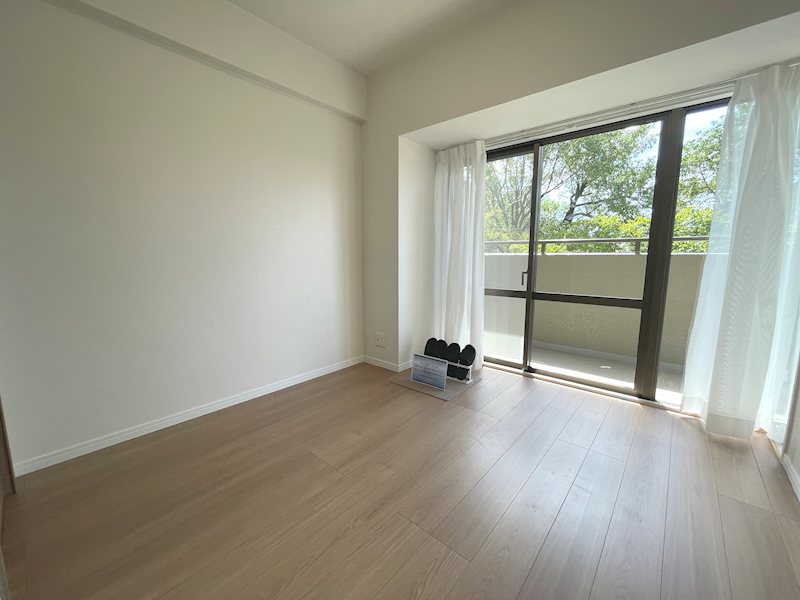 5.1帖の洋室 大きい窓で明るく過ごせます オークヒルズ香里 四番館 その他