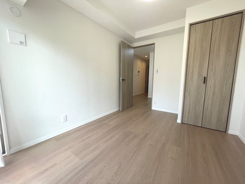 5.1帖の洋室 フローリングは掃除がしやすく清潔感を保てます オークヒルズ香里 四番館 その他