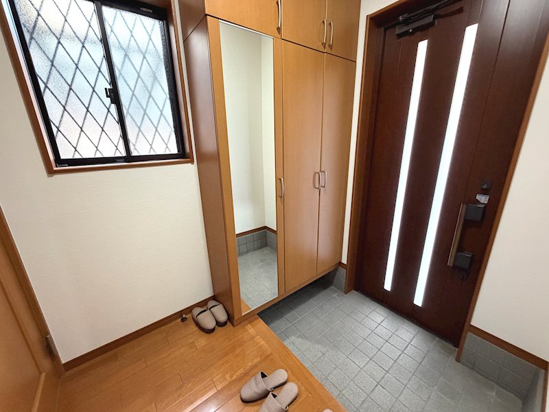 明るい玄関で家族を迎え入れてくれます 東山1丁目一戸建再生既存住宅 その他