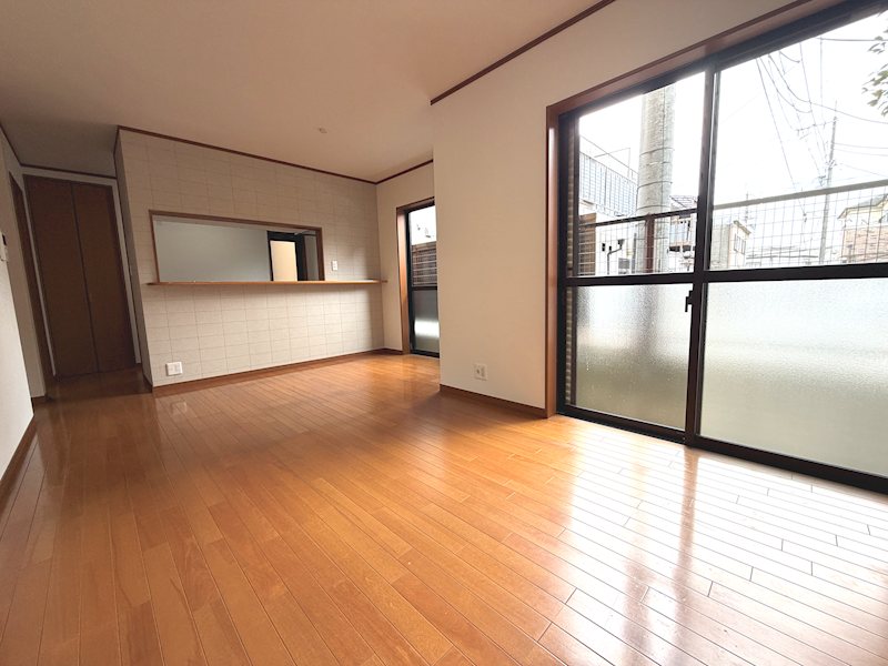 南西の大きな窓から光が入る明るく快適なLDK14.2帖 東山1丁目一戸建再生既存住宅 その他